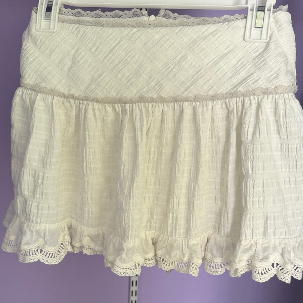 Chic White Ruffled Mini Skirt - Picture 4 of 4